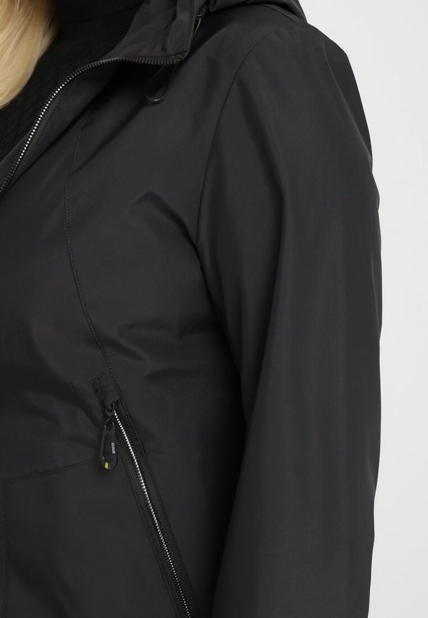 Born2be - Czarna Kurtka Wiatrówka z Nieodpinanym Kapturem i Ściągaczami Mevaria. Okazja: na co dzień, na spacer. Typ kołnierza: kaptur. Kolekcja: plus size. Kolor: czarny. Materiał: jeans, tkanina. Styl: casual