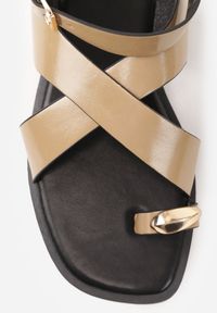 Renee - Ciemnobeżowe Sandały w Stylu Japonek Ozdobione Metaliczną Aplikacją Carover. Okazja: na co dzień. Zapięcie: pasek. Kolor: beżowy. Wzór: aplikacja. Styl: casual, elegancki #7