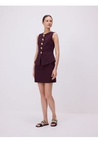 Reserved - Kamizelka z ozdobnymi guzikami - burgundowy. Kolor: czerwony. Materiał: tkanina, wiskoza