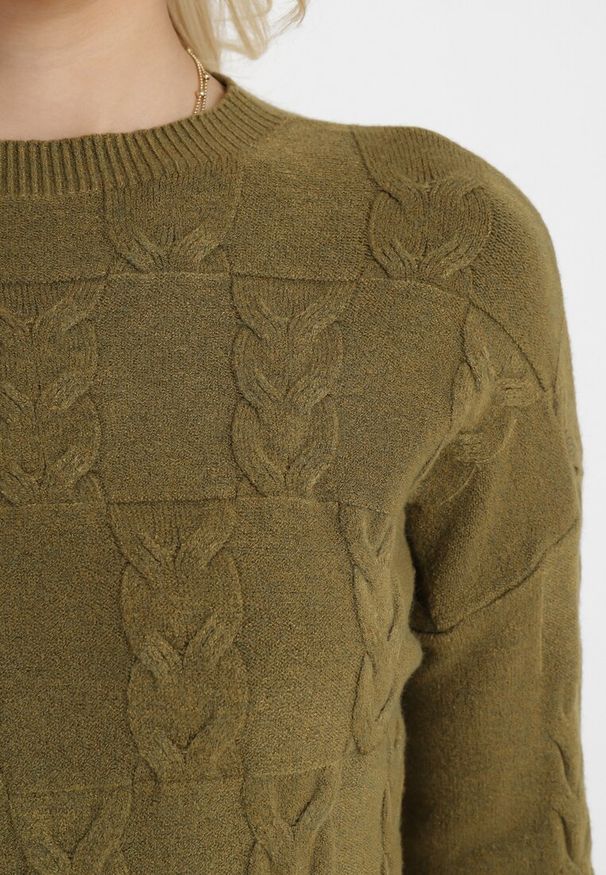 Born2be - Ciemnozielony Sweter o Warkoczowym Splocie z Okrągłym Dekoltem Selinera. Kolor: zielony. Materiał: dzianina. Wzór: ze splotem. Styl: klasyczny
