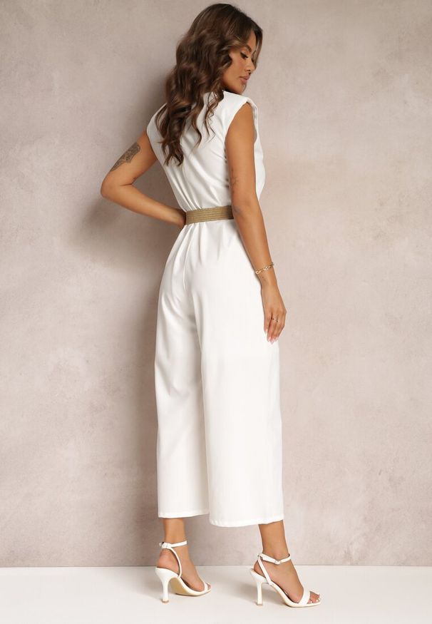 Renee - Biały Długi Kombinezon z Trójkątnym Dekoltem i Ozdobnym Paskiem z Klamrą Malkah. Okazja: na co dzień. Kolor: biały. Długość: długie. Styl: casual, klasyczny