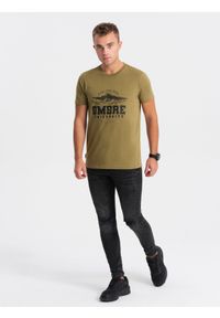 Ombre Clothing - T-shirt męski bawełniany z printem militarnym - khaki V2 OM-TSPT-0164 - XXL. Kolor: brązowy. Materiał: bawełna. Długość rękawa: krótki rękaw. Długość: krótkie. Wzór: moro, nadruk. Styl: militarny