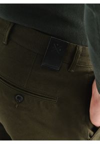 Pako Lorente - PAKO LORENTE – Zielone spodnie męskie o kroju Slim Fit. Kolor: zielony. Materiał: bawełna, elastan. Wzór: gładki. Styl: klasyczny #6