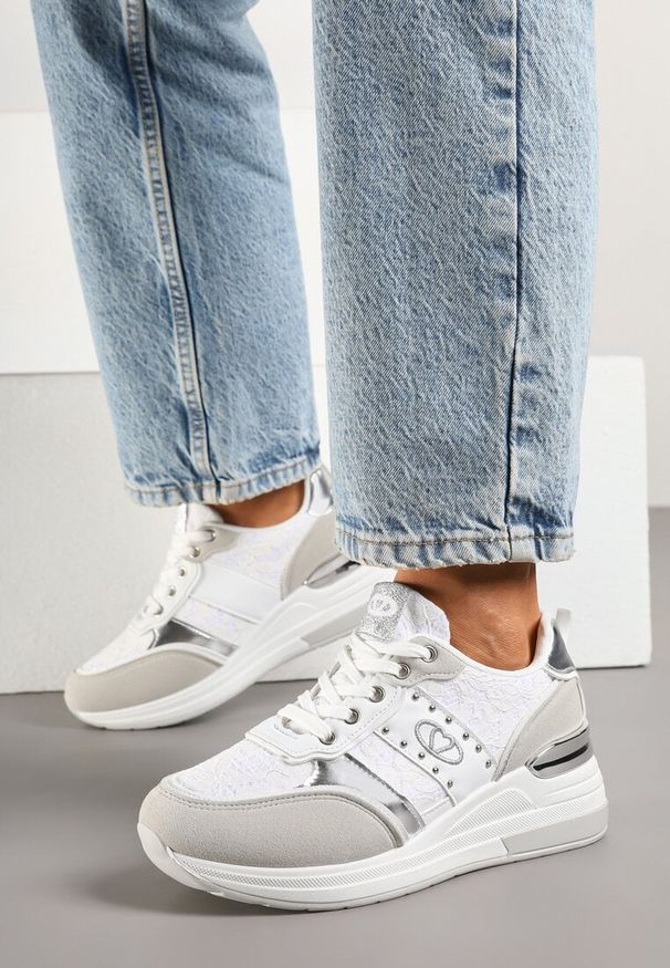Renee - Białe Sneakersy na Ukrytym Koturnie z Koronką i Metalicznymi Wstawkami Edililia. Okazja: na co dzień. Kolor: biały. Materiał: koronka. Wzór: koronka. Obcas: na koturnie