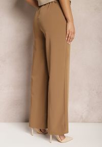 Renee - Jasnobrązowe Szerokie Spodnie High Waist z Gumką w Pasie Eternel. Okazja: na spotkanie biznesowe. Stan: podwyższony. Kolor: brązowy. Materiał: jedwab. Styl: biznesowy, elegancki