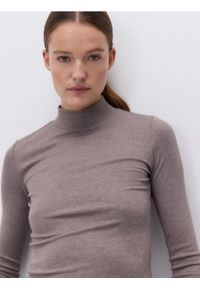 Reserved - Longsleeve z wiskozą - beżowy. Kolor: beżowy. Materiał: wiskoza. Długość rękawa: długi rękaw