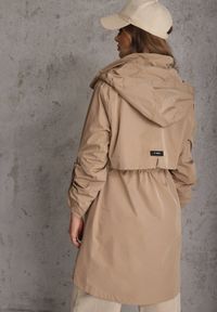 Renee - Brązowa Kurtka Przejściowa Typu Parka z Odpinanym Kapturem Ozdobiona Sznurkami Fallaiah. Okazja: na co dzień. Kolor: brązowy. Materiał: skóra. Wzór: aplikacja. Styl: casual #8