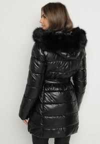 Born2be - Czarna Pikowana Kurtka z Odpinanym Kapturem i Futerkiem Wiązana Paskiem Olenessa. Kolor: czarny. Materiał: futro. Sezon: zima #2