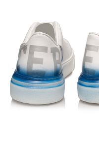 Iceberg - ICEBERG - Białe sneakersy z efektem graffiti. Nosek buta: okrągły. Zapięcie: sznurówki. Kolor: biały. Materiał: guma. Wzór: nadruk