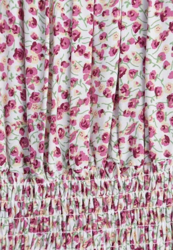 Renee - Biało-Czerwona Bawełniana Sukienka z Gumką w Talii o Fasonie Hiszpanki Jazmi. Okazja: na co dzień, na spacer. Typ kołnierza: dekolt hiszpanka. Kolor: biały. Materiał: bawełna. Wzór: aplikacja. Typ sukienki: proste, sportowe. Styl: elegancki, sportowy, casual