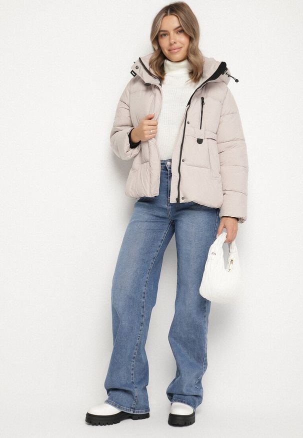 Born2be - Beżowa Oversizowa Kurtka z Pikowanymi Przeszyciami i Kapturem Galimea. Okazja: na co dzień. Kolor: beżowy. Materiał: jeans, poliester. Wzór: aplikacja. Styl: casual, klasyczny