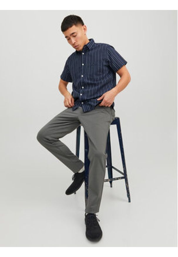Jack & Jones Chinosy Marco 12173623 Szary Slim Fit. Kolor: szary. Materiał: syntetyk