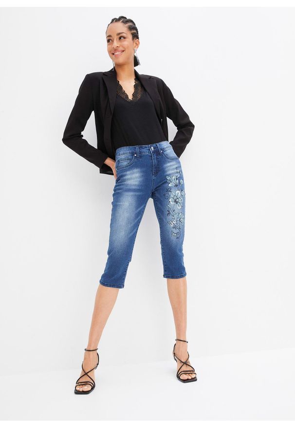 bonprix - Dżinsy rybaczki z nadrukiem w motyle. Kolor: niebieski. Wzór: nadruk