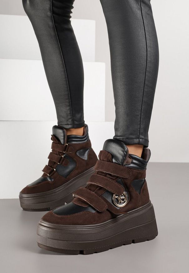 Born2be - Brązowe Botki Vices w Stylu Sneakersów na Platformie Afirriva. Okazja: na co dzień. Zapięcie: rzepy. Kolor: brązowy. Materiał: jeans. Wzór: aplikacja. Obcas: na platformie. Styl: retro, casual, klasyczny. Wysokość obcasa: średni