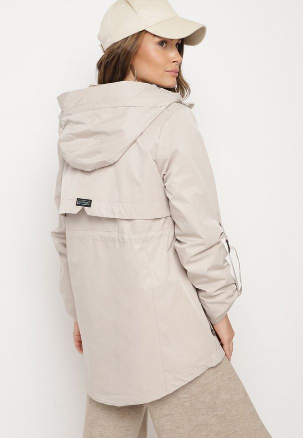 Born2be - Jasnobeżowa Kurtka Parka z Kapturem i Kieszeniami z Możliwością Ściągnięcia w Talii Kailisse. Typ kołnierza: kaptur. Kolor: beżowy. Materiał: tkanina