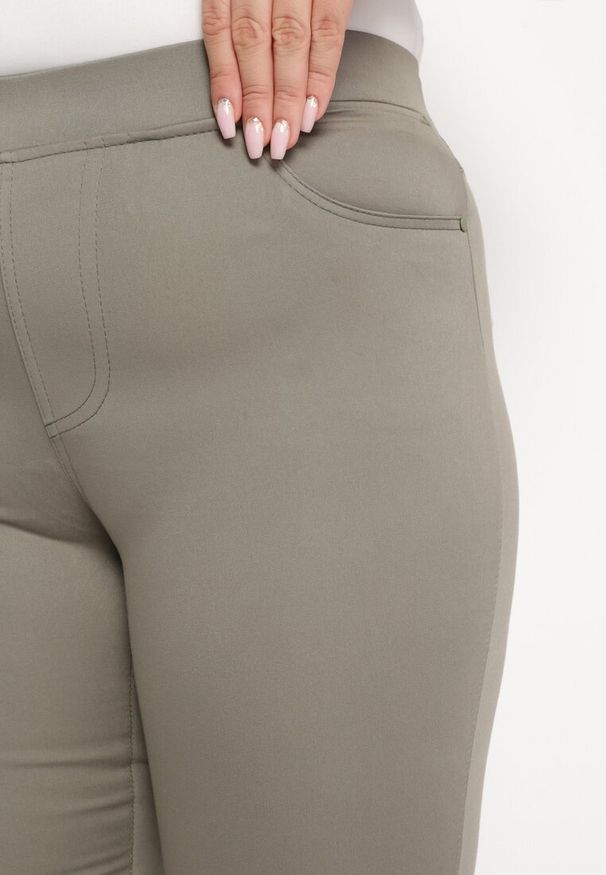Born2be - Ciemnozielone Spodnie Regular z Elastyczną Talią i Wsuwanymi Kieszonkami Astridda. Okazja: na co dzień. Kolekcja: plus size. Kolor: zielony. Styl: casual