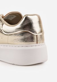 Born2be - Złote Płaskie Sneakersy Vices z Metalicznym Wykończeniem Syliyana. Okazja: na spotkanie biznesowe, na co dzień. Zapięcie: sznurówki. Kolor: złoty. Materiał: bawełna, jeans #2