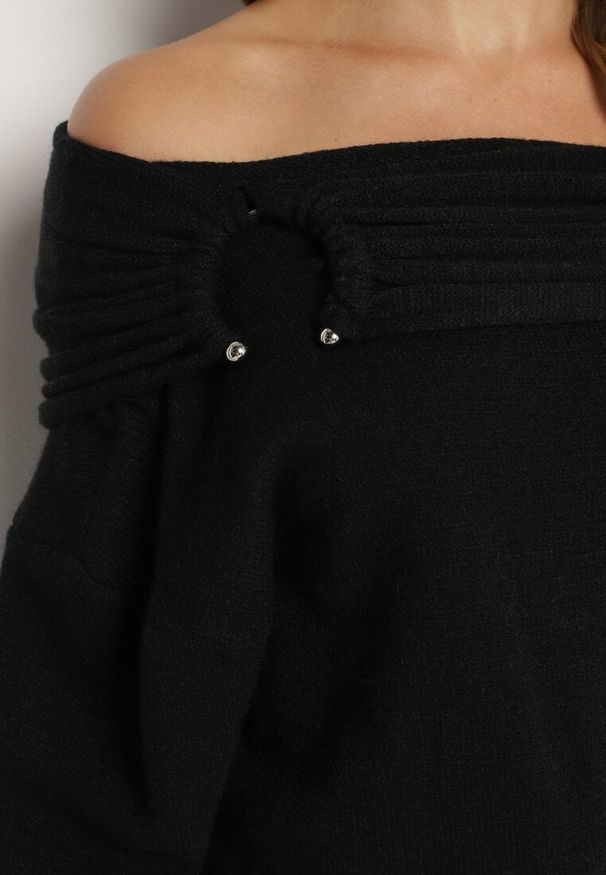 Born2be - Czarny Sweter z Wiskozą z Marszczonym Dekoltem i Odkrytymi Ramionami Neliola. Okazja: na co dzień. Kolor: czarny. Materiał: wiskoza. Wzór: aplikacja. Styl: casual, elegancki