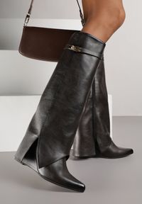 Born2be - Brązowe Kozaki na Koturnie z Wywiniętą Cholewką z Klamerką Arirass. Okazja: na co dzień, do pracy, na spotkanie biznesowe. Zapięcie: klamry. Kolor: brązowy. Materiał: jeans. Szerokość cholewki: normalna. Obcas: na koturnie. Styl: biznesowy, casual, elegancki #6