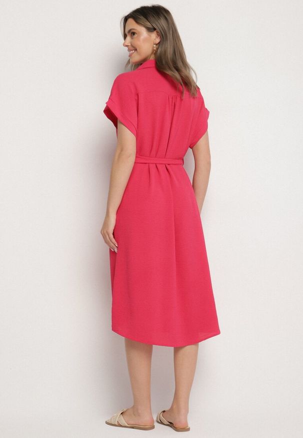 Born2be - Czerwona Sukienka z Bawełną i Ozdobnym Paskiem Savanire. Okazja: na co dzień. Kolor: czerwony. Materiał: bawełna. Typ sukienki: koszulowe. Styl: elegancki, casual, klasyczny