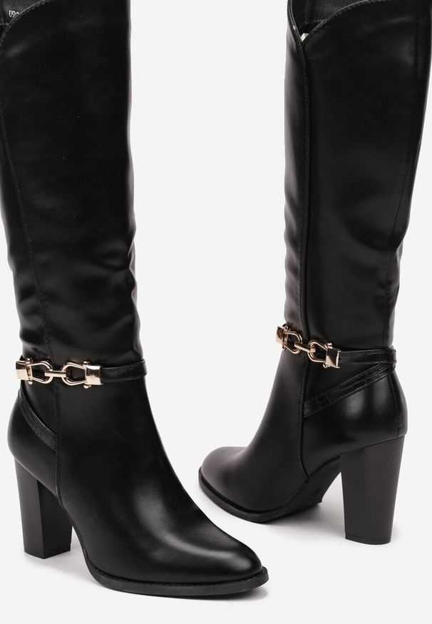 Born2be - Czarne Kozaki na Słupku z Minimalistyczną Klamerką Vortifra. Okazja: na co dzień. Zapięcie: klamry. Kolor: czarny. Materiał: jeans. Szerokość cholewki: normalna. Sezon: zima, jesień. Obcas: na słupku. Styl: elegancki, casual, klasyczny