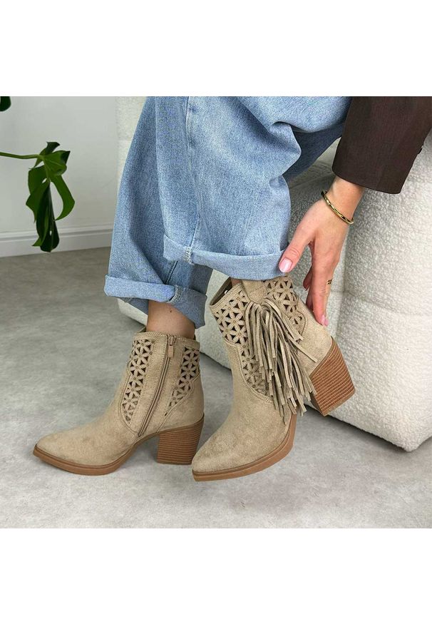Beżowe zamszowe kowbojki damskie Jezzi 2520-18. Okazja: na co dzień. Kolor: beżowy. Materiał: zamsz. Szerokość cholewki: normalna. Sezon: wiosna, jesień, lato. Obcas: na obcasie. Styl: casual, elegancki, boho, klasyczny. Wysokość obcasa: średni