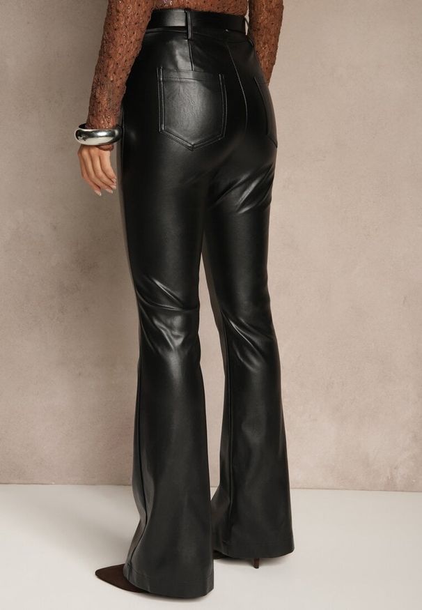 Renee - Czarne Spodnie Flare z Imitacji Skóry Vebria. Okazja: na co dzień. Kolor: czarny. Materiał: skóra. Styl: casual, elegancki