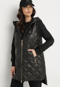 Born2be - Czarna Pikowana Kamizelka z Kapturem i Ozdobną Naszywką Liselilia. Okazja: na co dzień. Typ kołnierza: kaptur. Kolor: czarny. Materiał: jeans. Wzór: aplikacja. Styl: elegancki, casual, sportowy #1