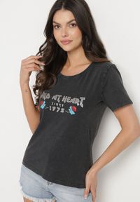Born2be - Czarny Bawełniany T-shirt z Metalicznym Nadrukiem Savariae. Okazja: na co dzień. Kolor: czarny. Materiał: bawełna. Wzór: nadruk. Styl: elegancki, casual #7