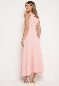 Born2be - Różowa Rozkloszowana Sukienka z Wiskozą i Dekoltem Typu Halter Dolienna. Typ kołnierza: dekolt halter. Kolor: różowy. Materiał: wiskoza. Typ sukienki: rozkloszowane. Styl: elegancki #4