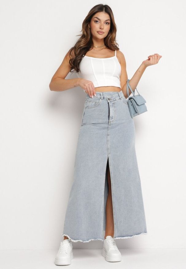 Born2be - Jasnoniebieska Jeansowa Spódnica z Wysokim Stanem i Postrzępionym Dołem Hayva. Stan: podwyższony. Kolor: niebieski. Materiał: jeans. Styl: klasyczny
