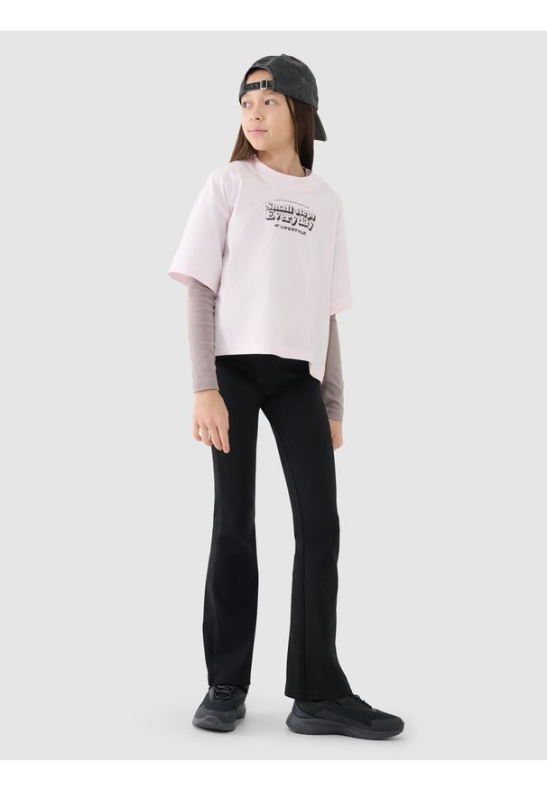 4f - 4F Crop top oversize z nadrukiem dziewczęcy - beżowy 134 (8-9 lat). Okazja: na co dzień. Kolor: beżowy. Materiał: jersey, dzianina, bawełna. Długość rękawa: krótki rękaw. Długość: krótkie. Wzór: nadruk. Sezon: lato. Styl: casual, sportowy