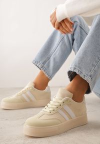 Renee - Jasnożółte Sneakersy na Platformie w Stylu Tenisówek Ozdobione Paskami Ladia. Okazja: na co dzień. Zapięcie: pasek. Kolor: żółty. Materiał: jeans. Wzór: aplikacja. Sezon: wiosna. Obcas: na platformie #1