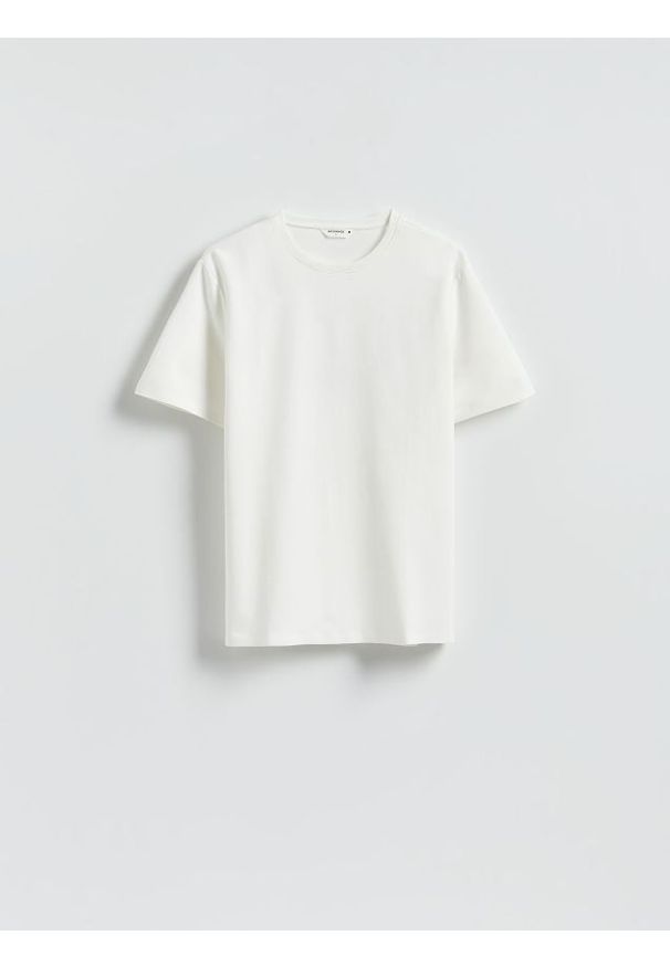 Reserved - Gładki t-shirt regular fit - złamana biel. Materiał: dzianina, bawełna. Wzór: gładki