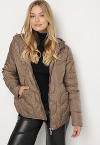 Born2be - Brązowa Pikowana Kurtka Przejściowa o Klasycznym Kroju z Kapturem Tavitte. Okazja: na spacer, na co dzień. Typ kołnierza: kaptur. Kolekcja: plus size. Kolor: brązowy. Materiał: poliester, jeans. Wzór: aplikacja. Styl: klasyczny #6