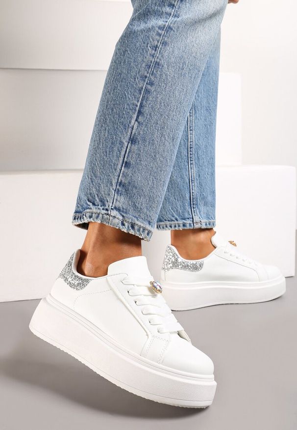 Born2be - Biało-Srebrne Sneakersy na Grubej Podeszwie z Brokatem i Ozdobną Zawieszką Tyrine. Nosek buta: okrągły. Zapięcie: sznurówki. Kolor: biały. Obcas: na obcasie. Wysokość obcasa: niski