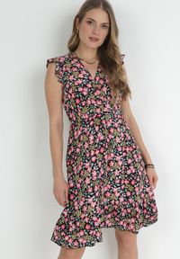Born2be - Czarna Rozkloszowana Sukienka z Wiskozy w Kwiaty Evalis. Kolor: czarny. Materiał: wiskoza. Wzór: kwiaty. Sezon: lato #1