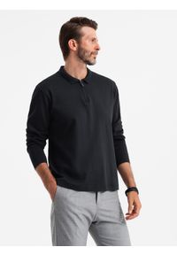 Ombre Clothing - Męski longsleeve z zapinanym na zamek kołnierzykiem polo – czarny V8. Typ kołnierza: polo. Kolor: szary. Materiał: bawełna, skóra, materiał, dzianina. Długość rękawa: długi rękaw. Wzór: aplikacja. Styl: sportowy, elegancki