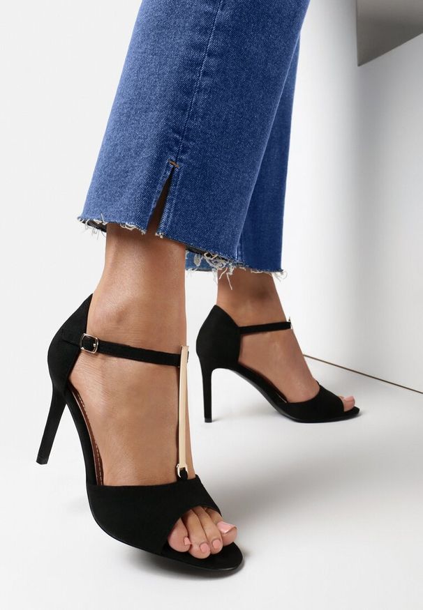 Born2be - Czarne Sandały Prisertise. Zapięcie: sprzączka. Kolor: czarny. Materiał: skóra. Wzór: aplikacja. Obcas: na obcasie. Styl: wizytowy. Wysokość obcasa: średni