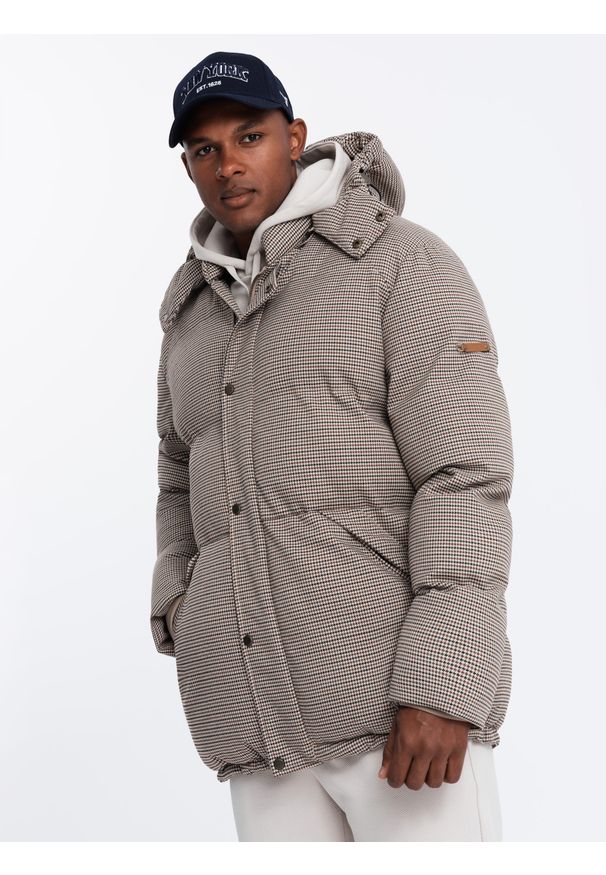 Ombre Clothing - Mocno ocieplana męska kurtka typu puffer w pepitkę – brązowa V1 OM-JAHP-0174 - XXL. Typ kołnierza: kołnierzyk stójkowy. Kolor: brązowy. Materiał: skóra, syntetyk, poliester, materiał. Długość: długie. Wzór: aplikacja