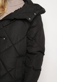 Born2be - Czarna Kurtka z Geometrycznym Pikowaniem Johnatta. Kolor: czarny. Wzór: geometria #7