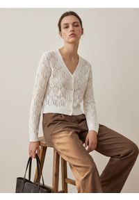 Sinsay - Ażurowy kardigan z dekoltem V zapinany na guziki - biały. Kolor: biały. Wzór: ażurowy #1