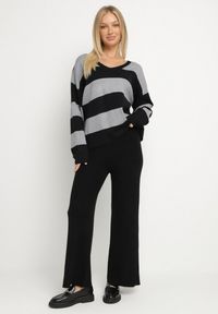Born2be - Szary Dzianinowy Komplet Szerokie Spodnie i Sweter w Paski Falesea. Kolor: szary. Materiał: dzianina. Wzór: paski #1