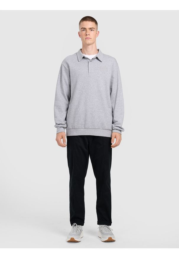 4f - 4F Bluza dresowa regular z kołnierzykiem męska - szara XXL. Okazja: na co dzień. Typ kołnierza: kołnierzyk klasyczny. Kolor: szary. Materiał: dresówka. Styl: sportowy, klasyczny, casual, elegancki