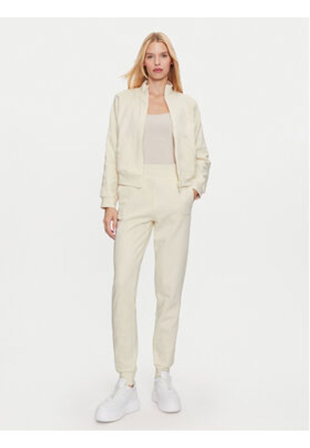 Guess Spodnie dresowe Stacie V4BB00 KC5O0 Écru Regular Fit. Materiał: bawełna