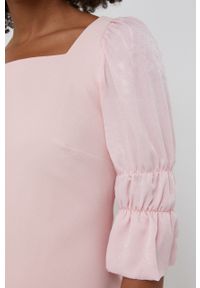 DKNY - Dkny Sukienka kolor różowy mini dopasowana. Kolor: różowy. Długość rękawa: krótki rękaw. Typ sukienki: dopasowane. Długość: mini #3