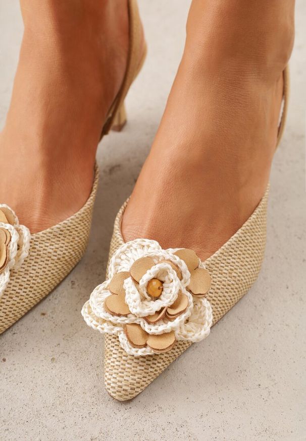 Renee - Beżowe Sandały Slingback na Kaczuszce z Tweedowymi Wstawkami i Kwiatem 3D Zehe. Okazja: na imprezę, na co dzień. Zapięcie: bez zapięcia. Kolor: beżowy. Materiał: jeans, koronka. Wzór: kwiaty. Obcas: na szpilce. Styl: casual, elegancki