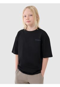 4f - 4F T-shirt oversize z napisem chłopięcy - czarny 140 (9-10 lat). Okazja: na co dzień. Kolor: czarny. Materiał: dzianina, bawełna, jersey. Długość rękawa: krótki rękaw. Długość: krótkie. Wzór: napisy. Sezon: lato. Styl: klasyczny, sportowy, casual