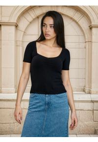 Sinsay - Wiskozowa koszulka z koronką i marszczeniem przy dekolcie - czarny. Kolor: czarny. Materiał: wiskoza, koronka. Wzór: koronka #1