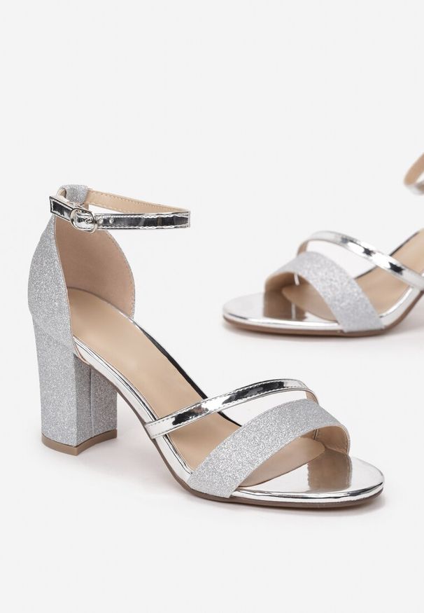Born2be - Srebrne Sandały Kleonoire. Okazja: na wesele, na ślub cywilny, na imprezę. Zapięcie: pasek. Kolor: srebrny. Obcas: na obcasie. Styl: wizytowy. Wysokość obcasa: średni